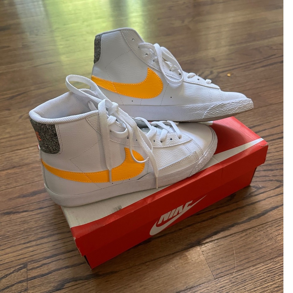 Nike Blazer Mid GS Boys White / Laser Orange High Top ShoeSize 7Y